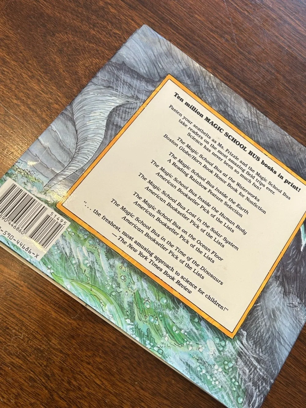 Vintage Magic school bus. Inside a Hurricane - Yellow Kids Book